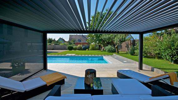 Pergola bioclimatica de lamas para porches de piscinas. Ventux