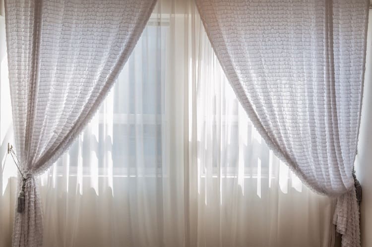 Cortinas o estores para decorar el salón de tu casa